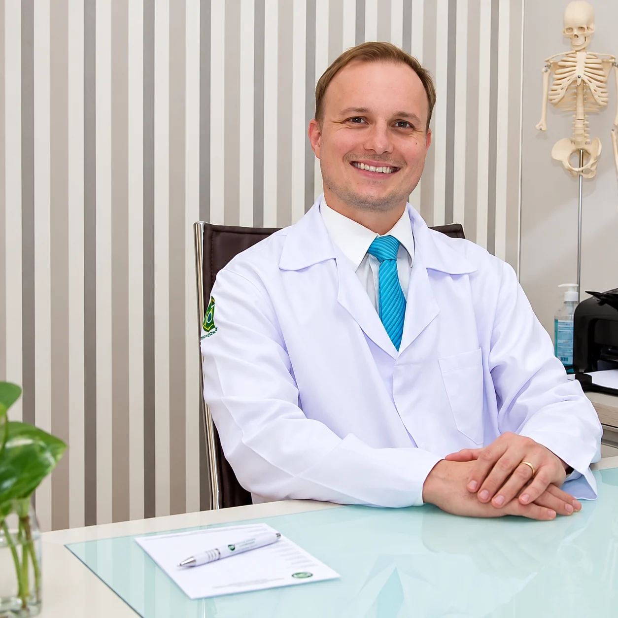 Dr. Lorenzo Falster em seu consultório no IORT